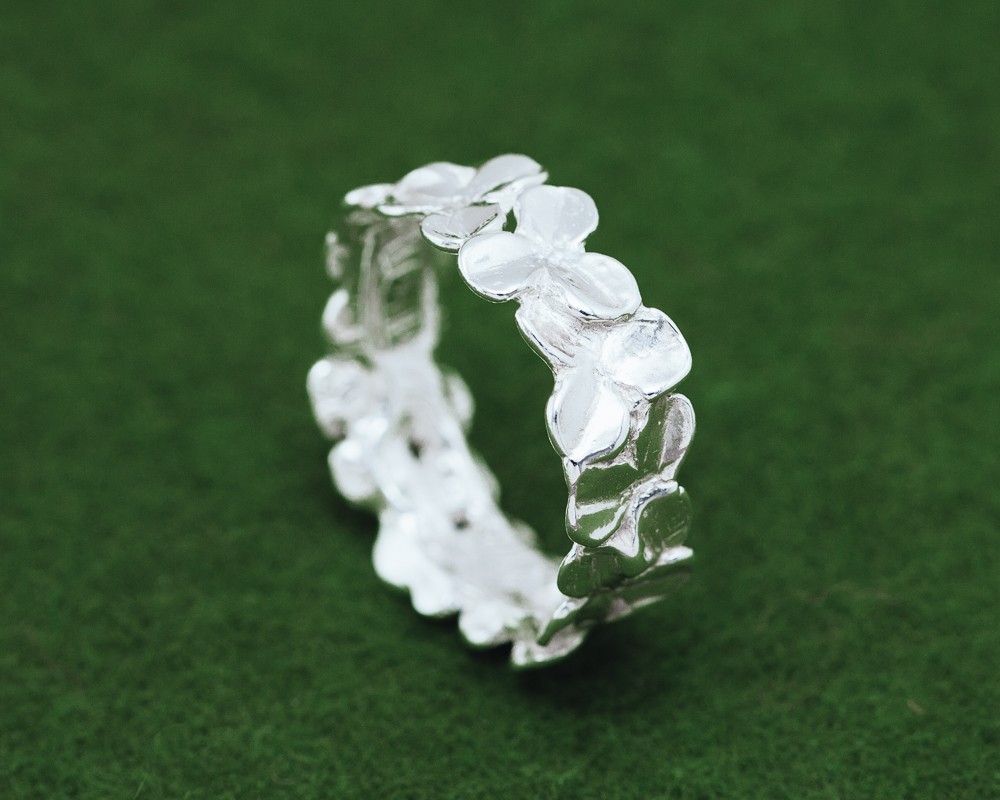 四つ葉が一枚隠されたクローバーリング