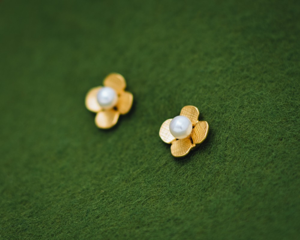 アジサイ シングル ミニピアス　ゴールド