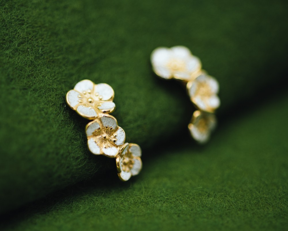 梅の花 (３輪) ピアス(イヤリングもオプション購入で可）