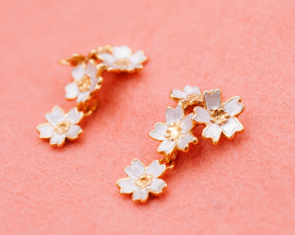 櫻花胸罩耳環（耳環可作為選項購買） 金銀 第1張的照片