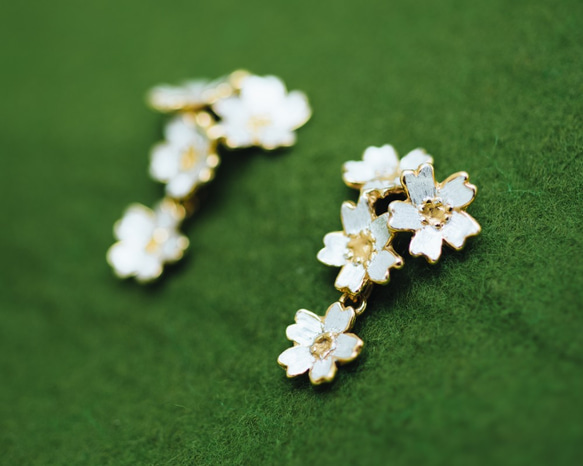 櫻花胸罩耳環（耳環可作為選項購買） 金銀 第6張的照片