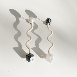 くねくねポップ Pierces / Earrings -marble white- 1枚目の画像