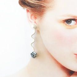 くねくねポップ Pierces / Earrings -marble white- 4枚目の画像