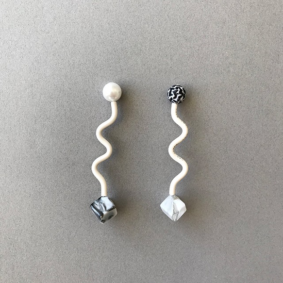 くねくねポップ Pierces / Earrings -marble white- 5枚目の画像