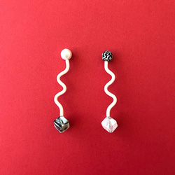 くねくねポップ Pierces / Earrings -marble white- 6枚目の画像