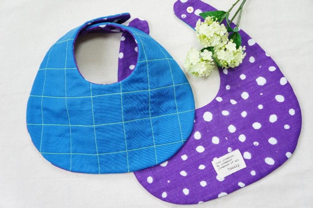 ミシンステッチ刺繍のリバーシブルスタイ（ブルー＊パープル