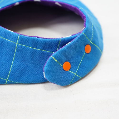 ミシンステッチ刺繍のリバーシブルスタイ（ブルー＊パープル