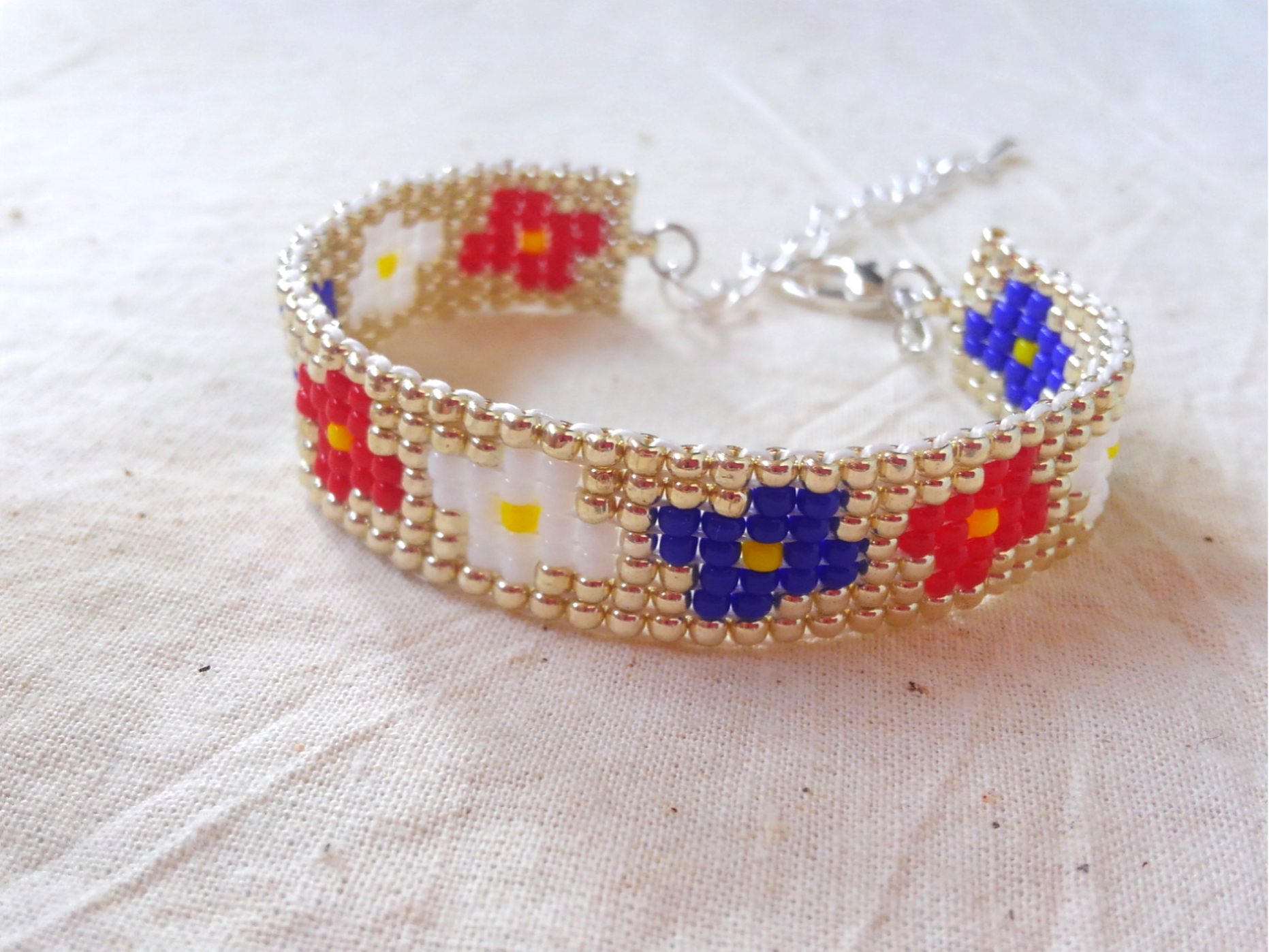 ビーズアクセサリー☆赤×白×青のお花のブレスレット☆シルバー