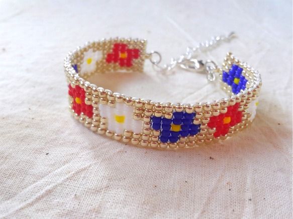ビーズアクセサリー☆赤×白×青のお花のブレスレット☆シルバービーズ