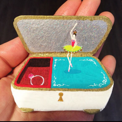 小さな立体絵画『バレリーナオルゴール』おもちゃの指環付き 5枚目の画像