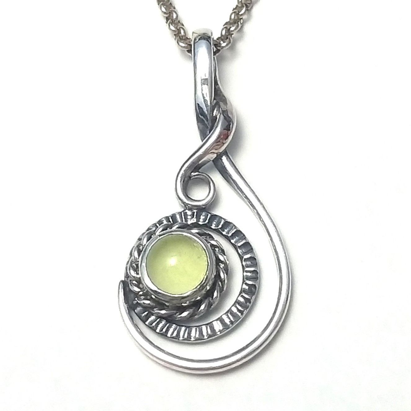 気まぐれ制作/三日月と釣り針のペンダント「蓄光ウランガラス」