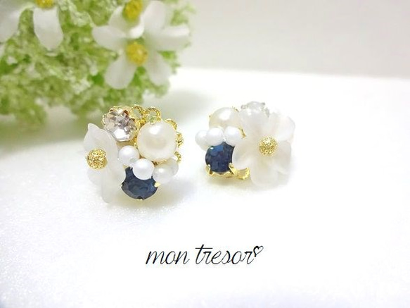 アクリルフラワー＆ビジュー（ピアス・イヤリング）＊blue＊ 1枚目の画像