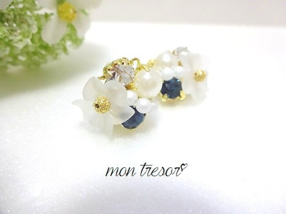 アクリルフラワー＆ビジュー（ピアス・イヤリング）＊blue＊ 2枚目の画像