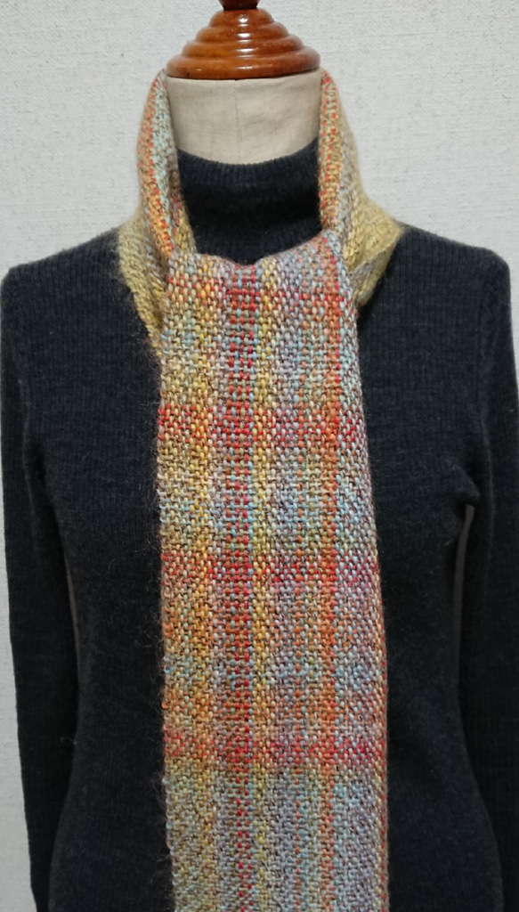 グラデーションの毛糸で仕上げた手織りマフラー 2枚目の画像