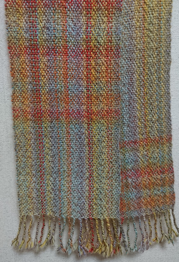 グラデーションの毛糸で仕上げた手織りマフラー 3枚目の画像