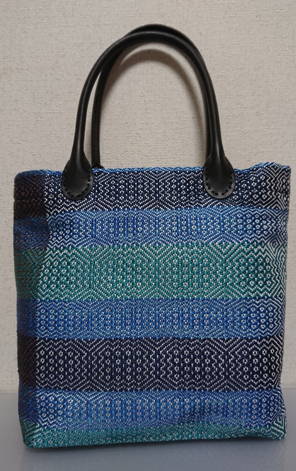 シルク使用の総柄のバッグ(青系) 10,950円