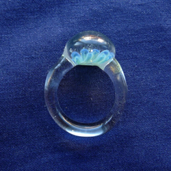 花の指輪　ガラス細工 2枚目の画像