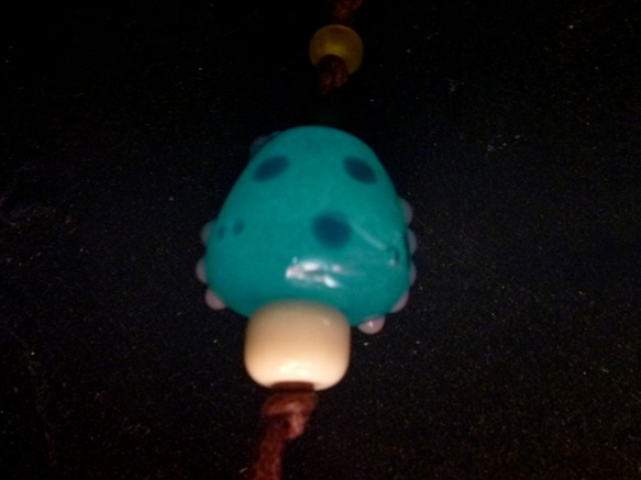 とんぼ玉　夜光キノコとかえるストラップ 4枚目の画像