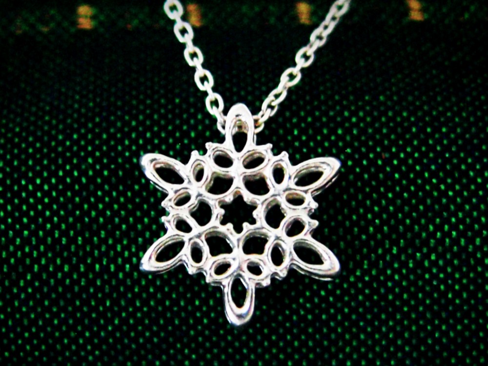 レースジュエリー　木漏れ日のリコ【Liko】　木漏れ日をモチーフにした透かしペンダント