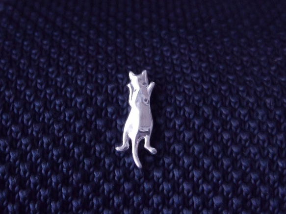 ネコのピンブローチ銀細工　ぶらさがり親猫　シルバー925鏡面仕上げ 1枚目の画像