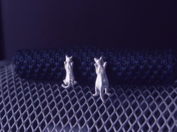 ネコのピンブローチ銀細工　ぶらさがり親猫　シルバー925鏡面仕上げ 4枚目の画像