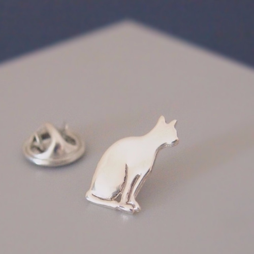 ブローチ　猫　シルバー　銀細工 おすわり猫 ネコのピンブローチシリーズ③ 銀細工 シルバー925