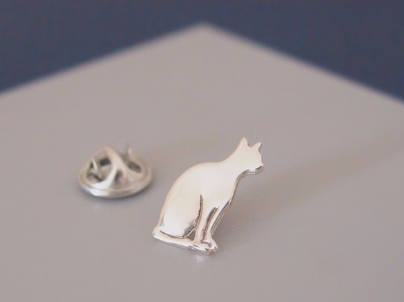 おすわり猫　ネコのピンブローチシリーズ③　銀細工　シルバー925鏡面磨き 1枚目の画像