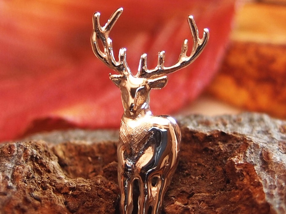 銀製シカ 雄鹿のブローチ　森の動物彫刻　９２５製ブローチ 1枚目の画像
