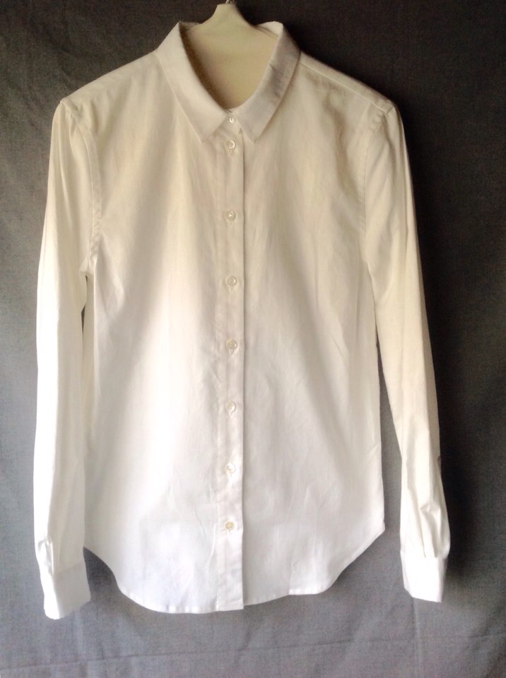 オーガニックコットンのオックスフォードの生地を使い、少し細めのシャツです