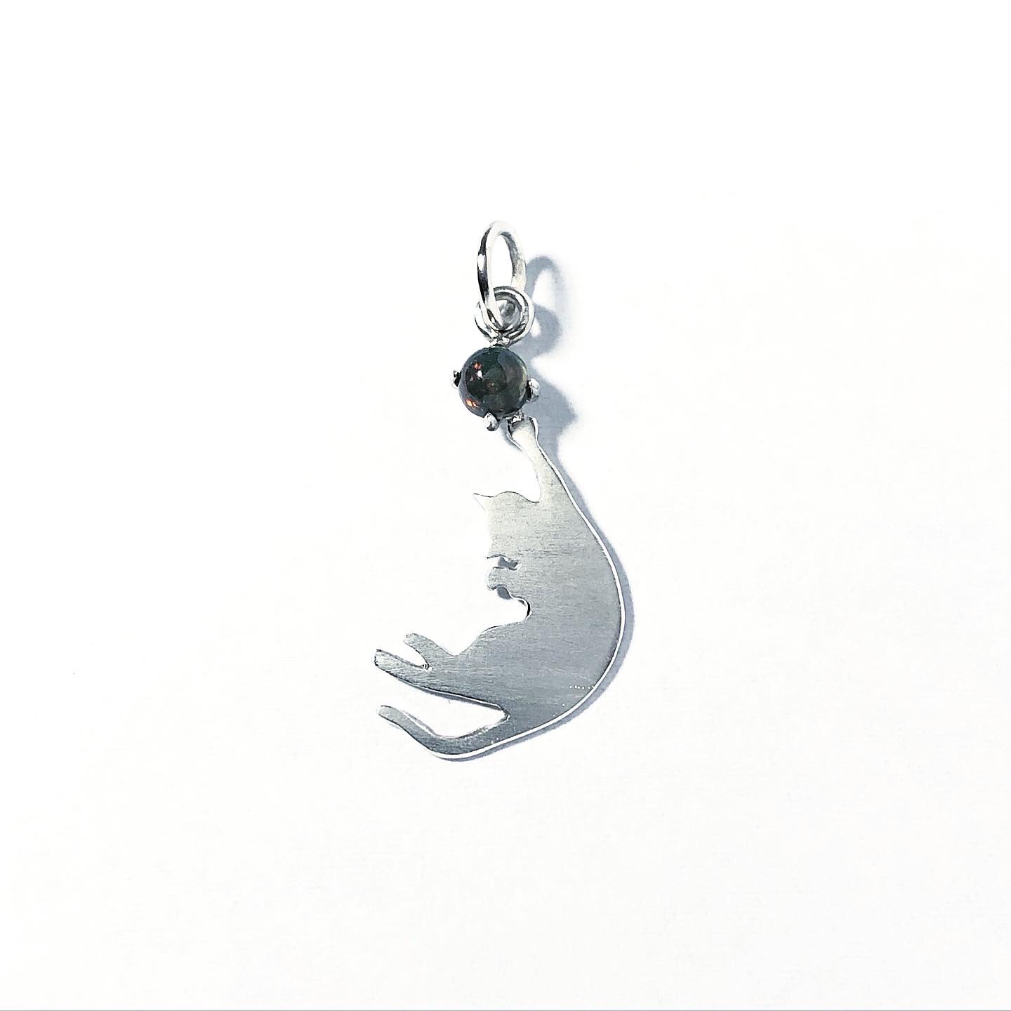 【名入れ無料】石に飛びつく猫ネックレストップ【ブラックオパール×SILVER950】