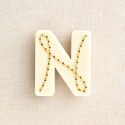 アルファベットのアクリルブローチ【N】 1枚目の画像