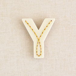 アルファベットのアクリルブローチ【Y】 1枚目の画像