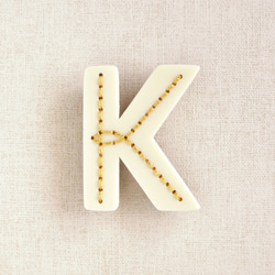 アルファベットのアクリルブローチ【K】 1枚目の画像
