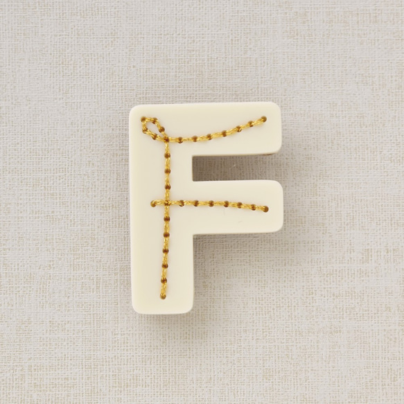 アルファベットのアクリルブローチ【F】 1枚目の画像
