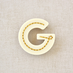 アルファベットのアクリルブローチ【G】 1枚目の画像