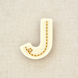 アルファベットのアクリルブローチ【J】 1枚目の画像