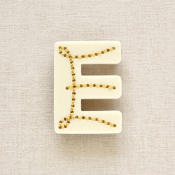 アルファベットのアクリルブローチ【E】 1枚目の画像