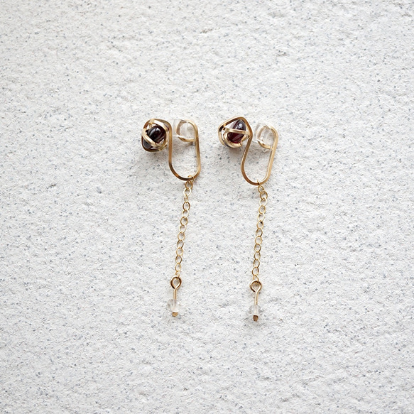 Garnet crumple ear clips with charm クリスマス 1枚目の画像