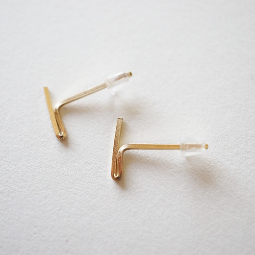 耳元に咲く スピネルのミニフラワー スタッドピアス /イヤリング