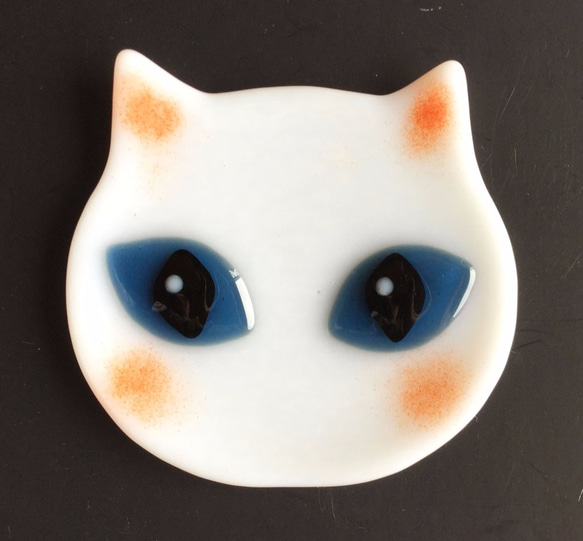 白猫のガラス皿（ブルーアイ） 1枚目の画像