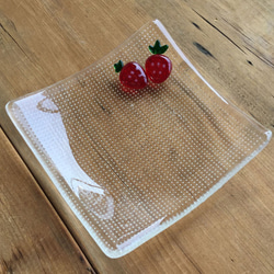 【受注販売】苺をのせて食べたいいちごのお皿 1枚目の画像