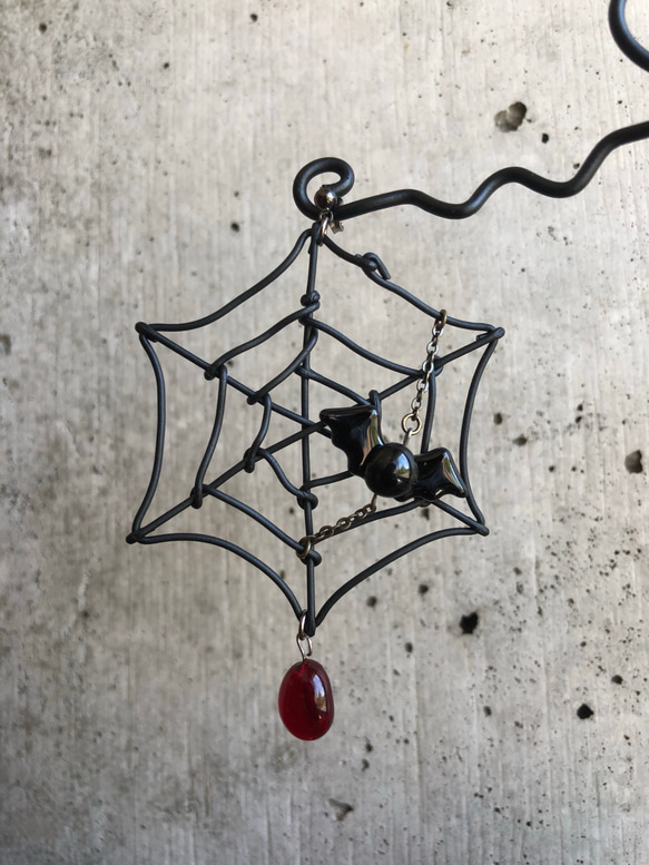 《受注販売》ハロウィン♪蜘蛛の巣とこうもりピアス 4枚目の画像
