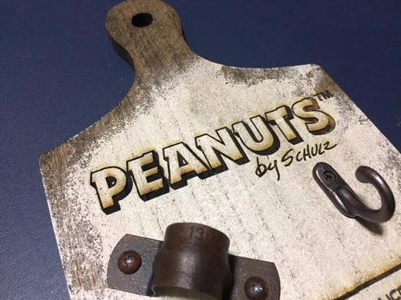 送料無料‼︎PEANUTSのひとコマを彫刻したカッティングボード。 3枚目の画像