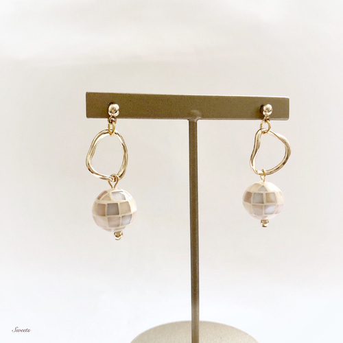 揺れるモザイクシェルボールピアス・イヤリング ピアス（その他 