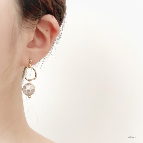 揺れるモザイクシェルボールピアス・イヤリング ピアス（その他 