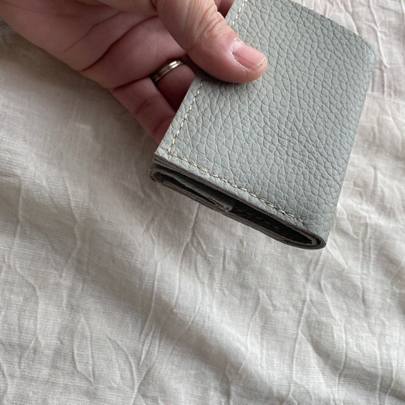 small &slim　モノトーンカラーのレザーの小さな財布 10枚目の画像