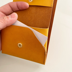 すべて入って取り出しやすいレザーの小さい財布　マスタードイエロー 4枚目の画像
