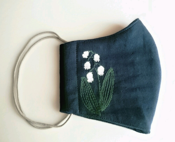 《清楚なスズラン刺繍 濃紺》６層ダブルガーゼ立体マスク　大人Мサイズ 3枚目の画像