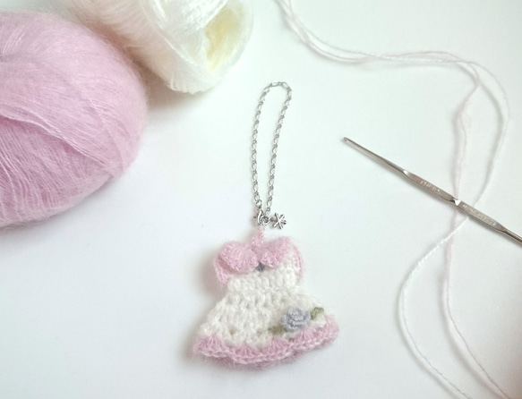 薔薇の手刺繍 ふわふわモヘアの手編みバッグチャーム　ドレス型【ホワイト×ピンク/淡ラベンダー色の薔薇）　 10枚目の画像