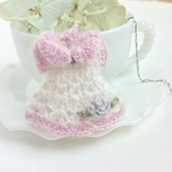 薔薇の手刺繍 ふわふわモヘアの手編みバッグチャーム　ドレス型【ホワイト×ピンク/淡ラベンダー色の薔薇）　 1枚目の画像